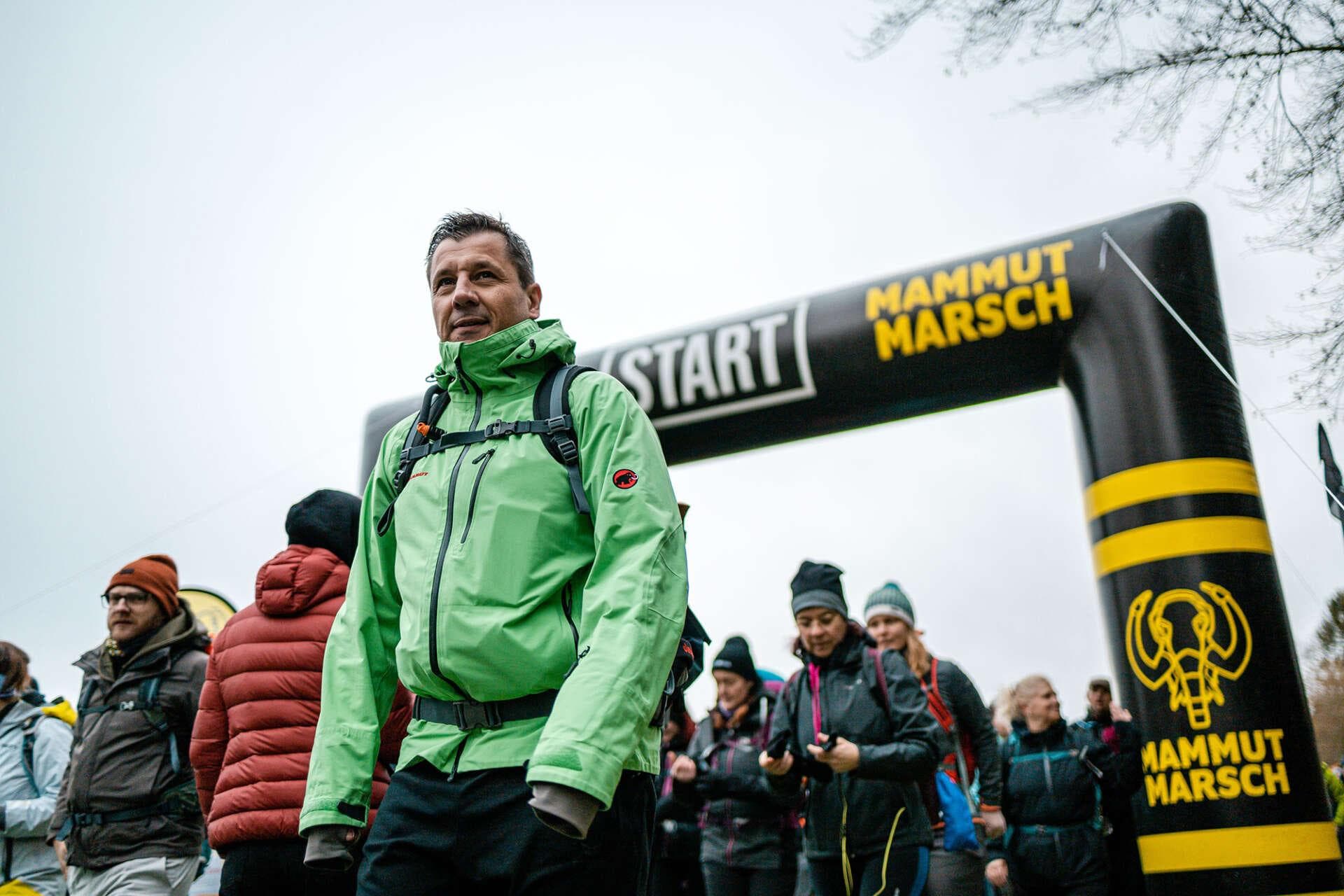 Hvilken vandtæt jakke skal du vælge til vandreture? En guide til køb af jakke